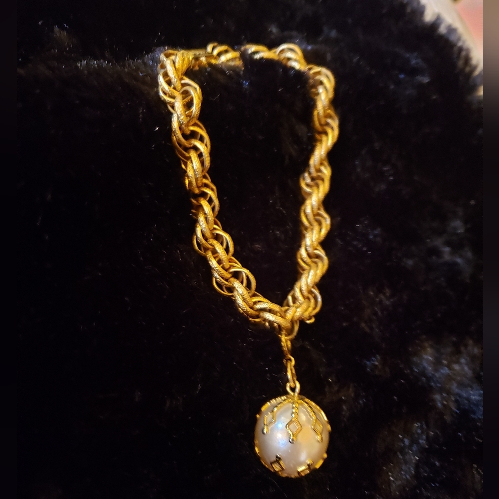 Elegant Celebrity Gold Chain Bracelet with Pearl Pendant